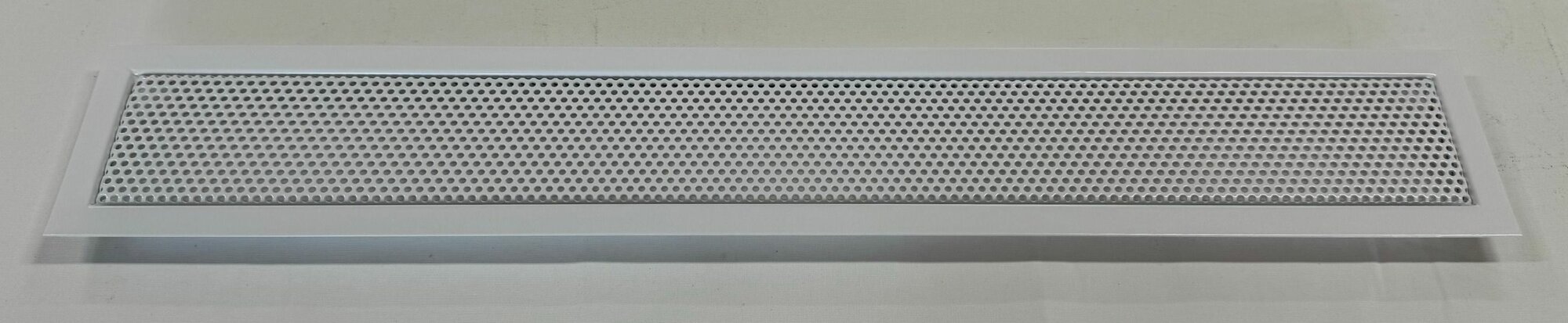 Решетка Врезная  размер габаритный 630х100мм  перфорация Круг 3мм  цвет белый 