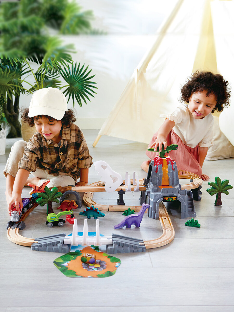 Детская деревянная железная дорога для детей Hape "Парк динозавров", 61 деталь, E3795_HP