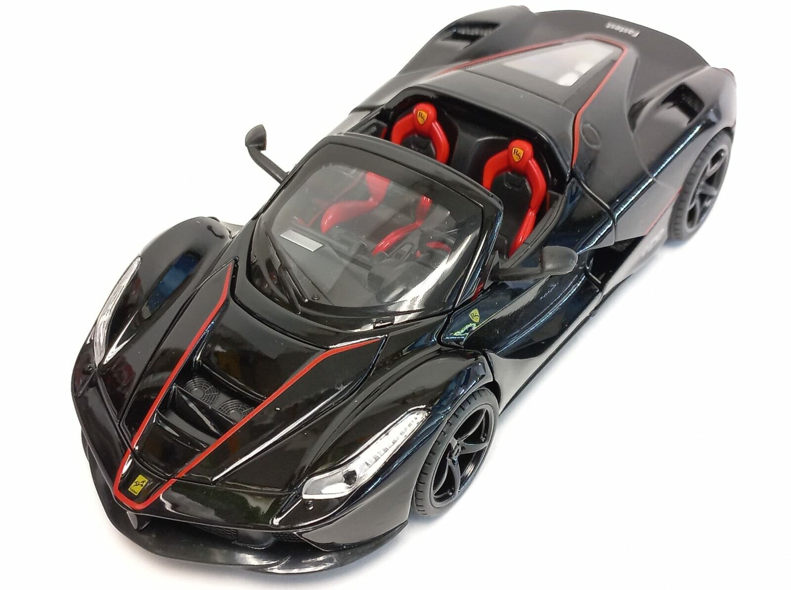 Спортивная машинка Ferrari металлическая 1:24, свет, звук