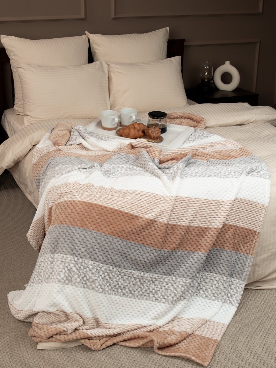 Плед TexRepublic Deco Lux 150х200 см, 2 спальный, велсофт, покрывало на диван, теплый, мягкий, зеленый с принтом полосы - фотография № 3