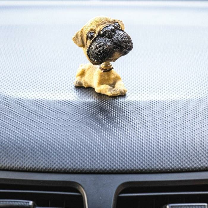 Собака на панель авто качающая головой немецкий дог