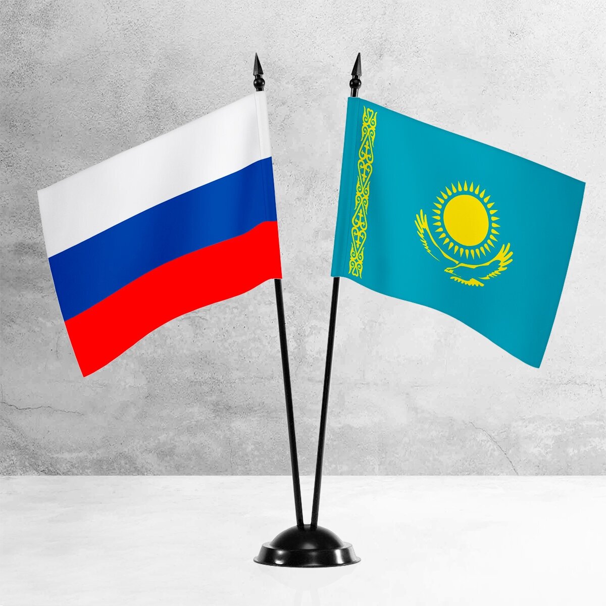 Настольные флаги России и Казахстана на пластиковой черной подставке