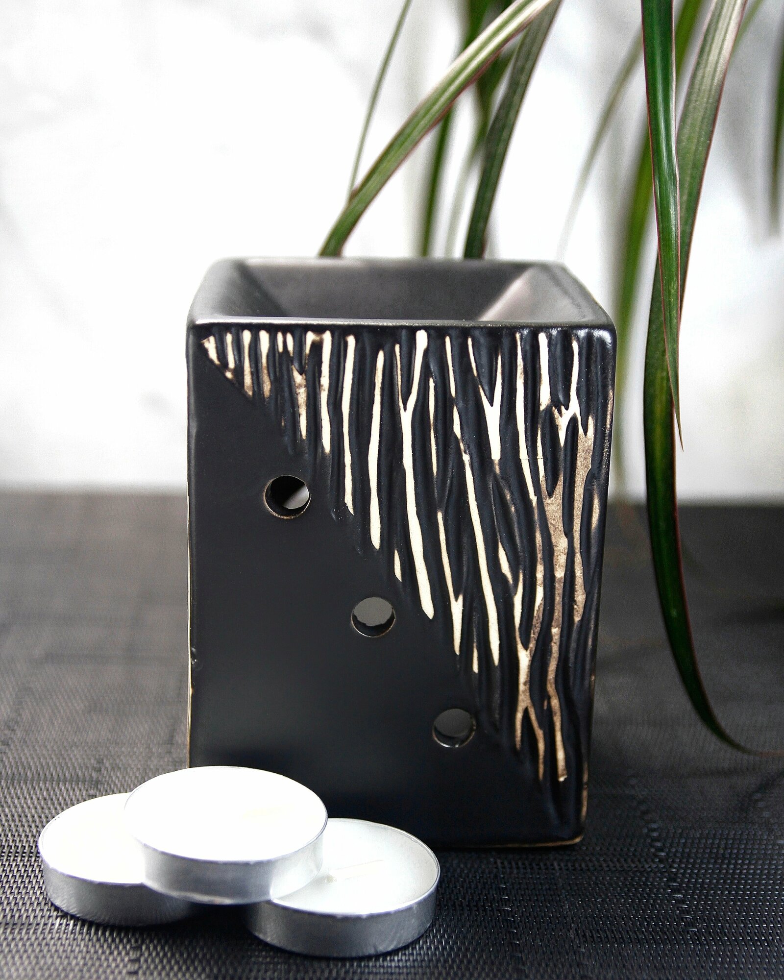 фото Аромалампа подсвечник для эфирных масел Стиль, черная, керамика, 10 см + 3 чайные свечи