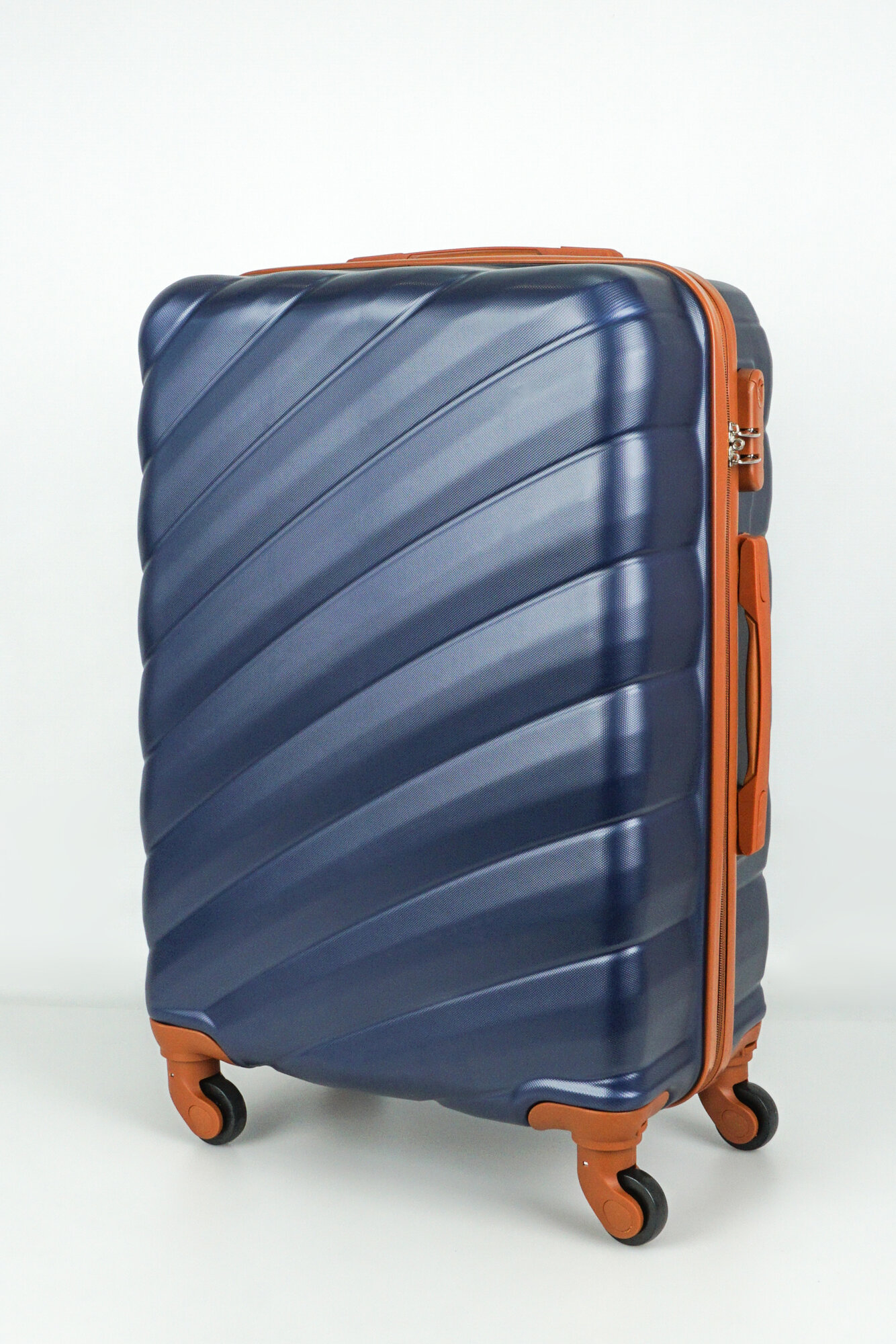 Чемодан Tripbags (Lotus) средний из ABS пластика на 4-х съемных колесах с кодовым замком темно-синий с коричневым M