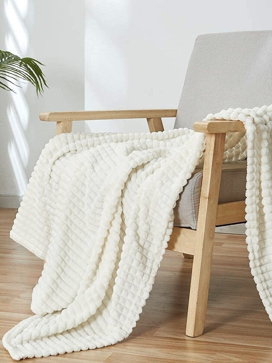 фото Мягкий уютный плед в молочном цвете