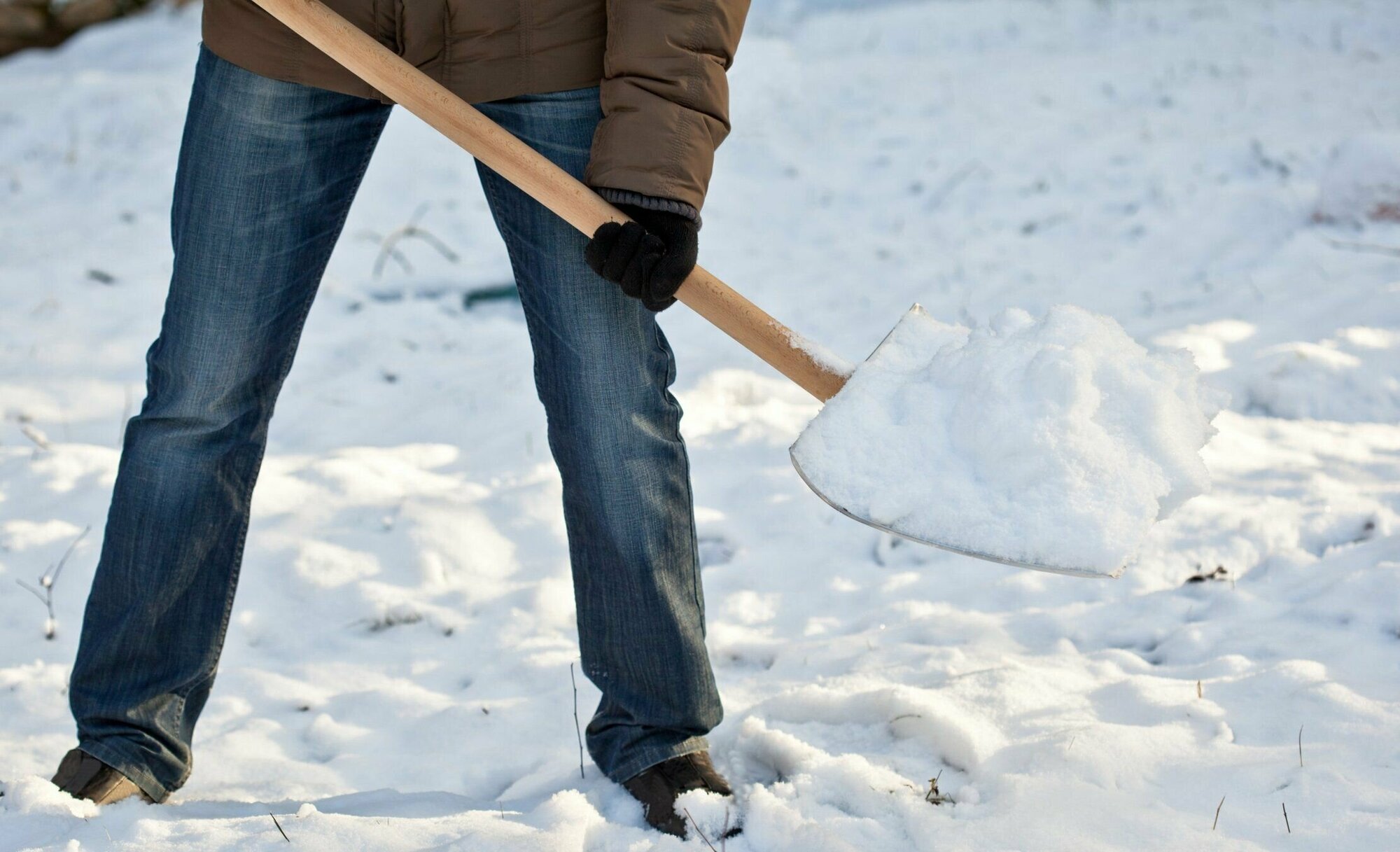 Лопата снеговая 330х360мм, без черенка, оцинкованная сталь. Бортики с 3 сторон лопаты облегчают работу, удерживая снег внутри ковша - фотография № 5