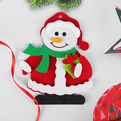 Набор для творчества - создай ёлочное украшение из фетра «Снеговик с подарком» набор для творчества создай ёлочное украшение из фетра снеговик с подарком