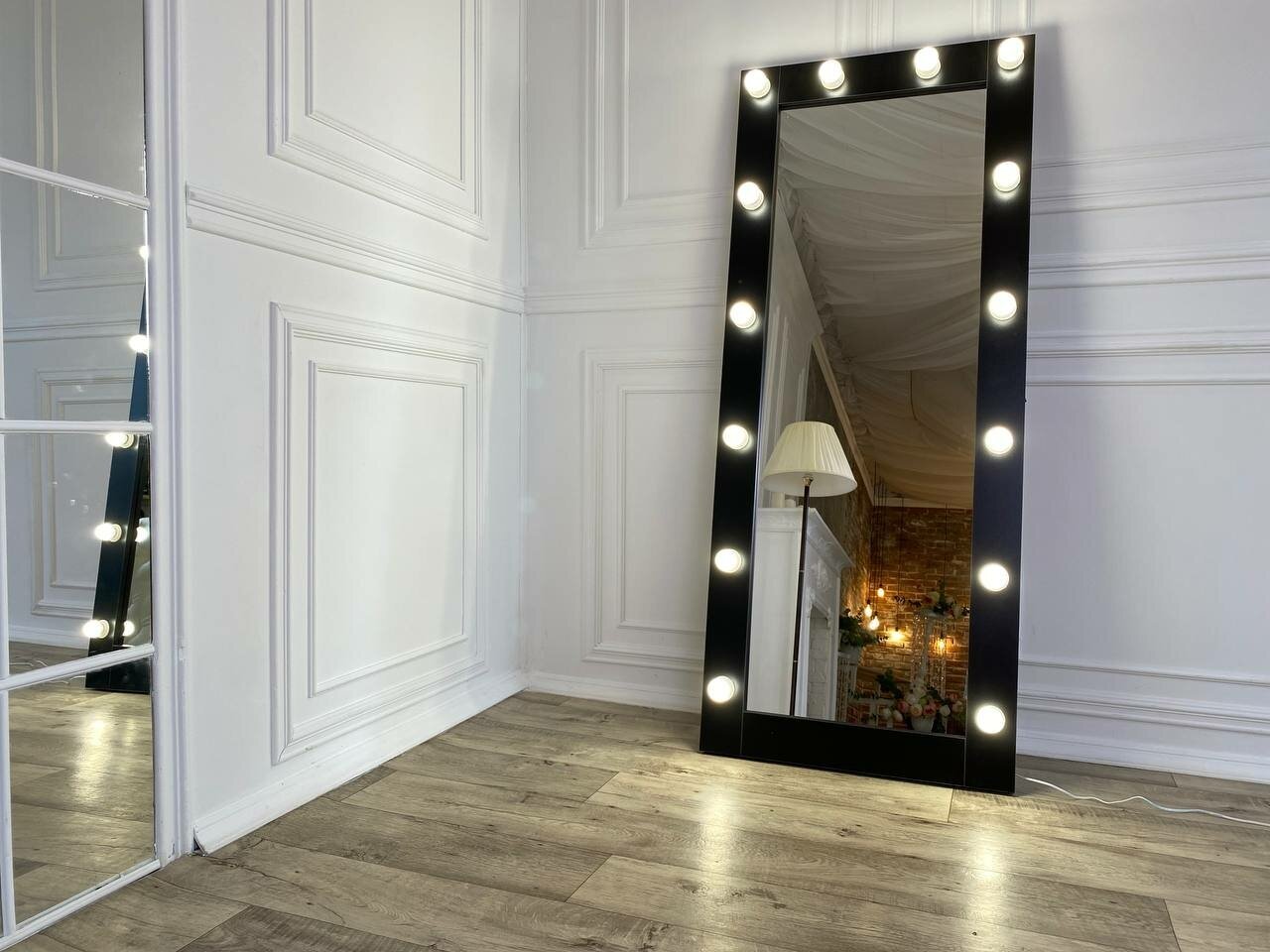 Гримерное зеркало с лампочками на подставке - фотография № 3