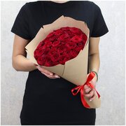 Цветы живые букет из 35 красных роз "Ред Наоми" 40 см в крафт-бумаге