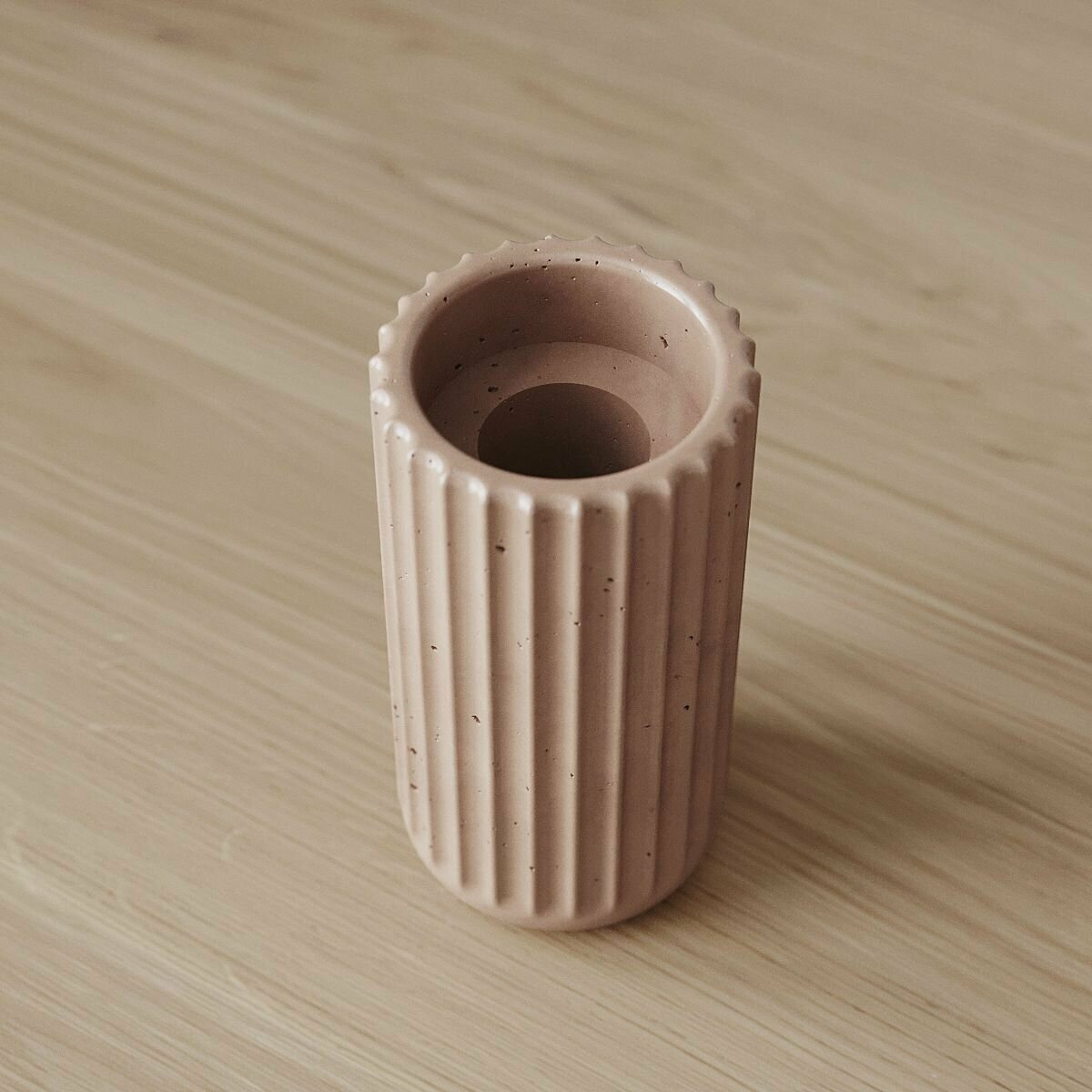 Подсвечник Chloe Slim M, 5.5х10 см, для столовых и чайных свечей (1 шт.), бетон, розовый глянцевый - фотография № 3