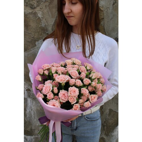 Букет розовых кустовых роз в оформлении