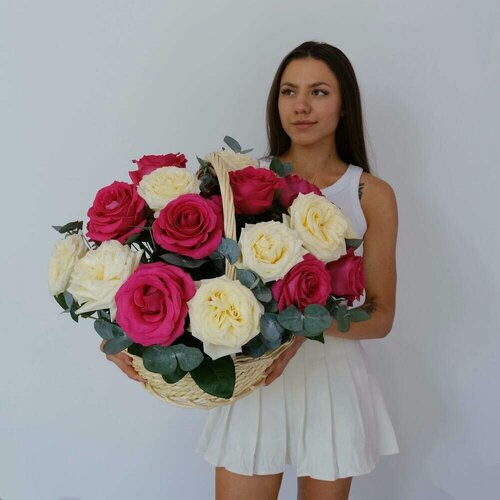 Изображение товара Крупные и ароматные розы, 25 штучек с эвкалиптом в корзине