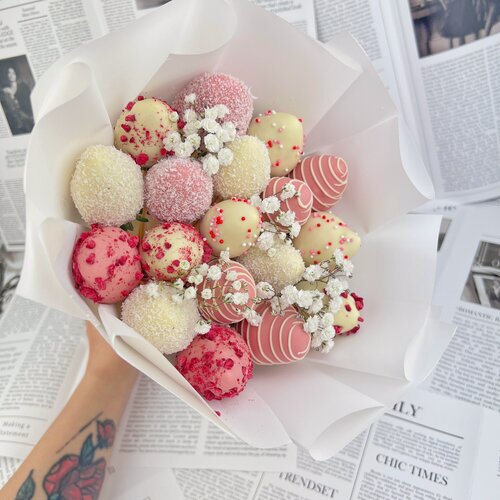 Изображение товара Букет из гипсофилы и клубники в шоколаде Яркие чувства