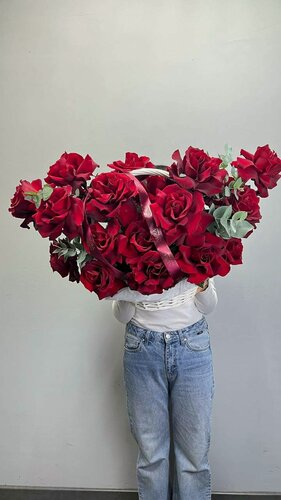 Изображение товара Корзина живых цветов из красных французских роз NURA FLOWERS 25 цветков, высота 50 см