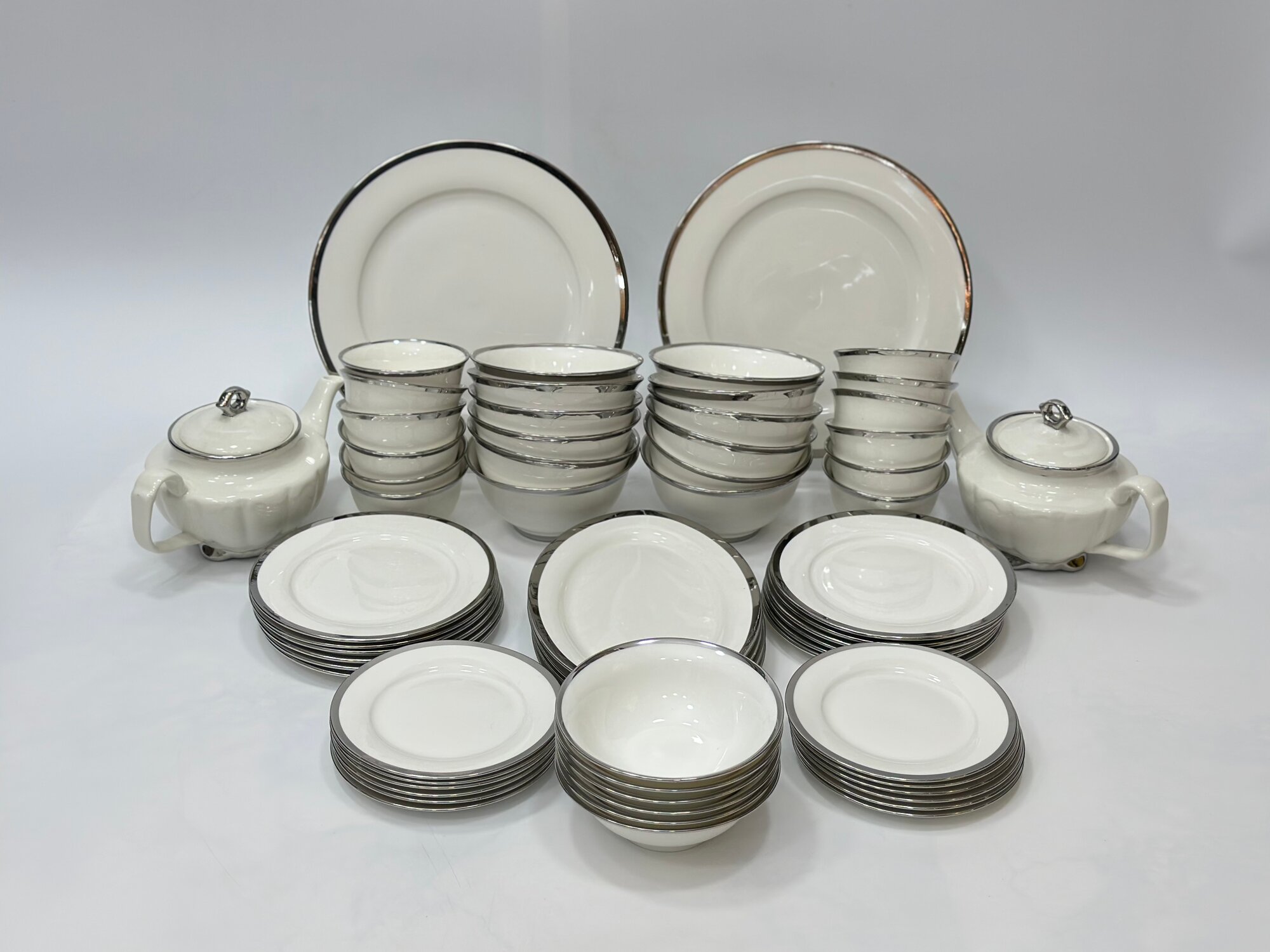 Фарфоровый набор столовой посуды, 62 предметов, на 12 персон