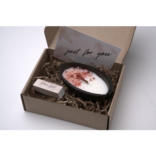 Ароматизированная свеча в кокосе