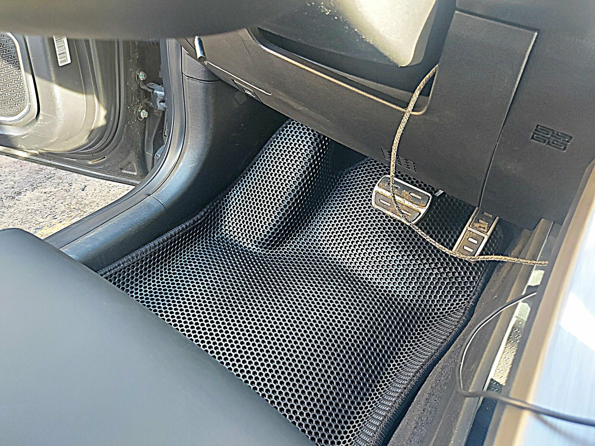 фото Ковры в салон 3D EVA Geely Coolray с бортами. Серый/Черный