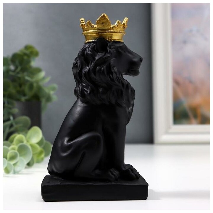 Сувенир полистоун "Чёрный лев в золотой короне" 13,8х5,8х8 см 5449206