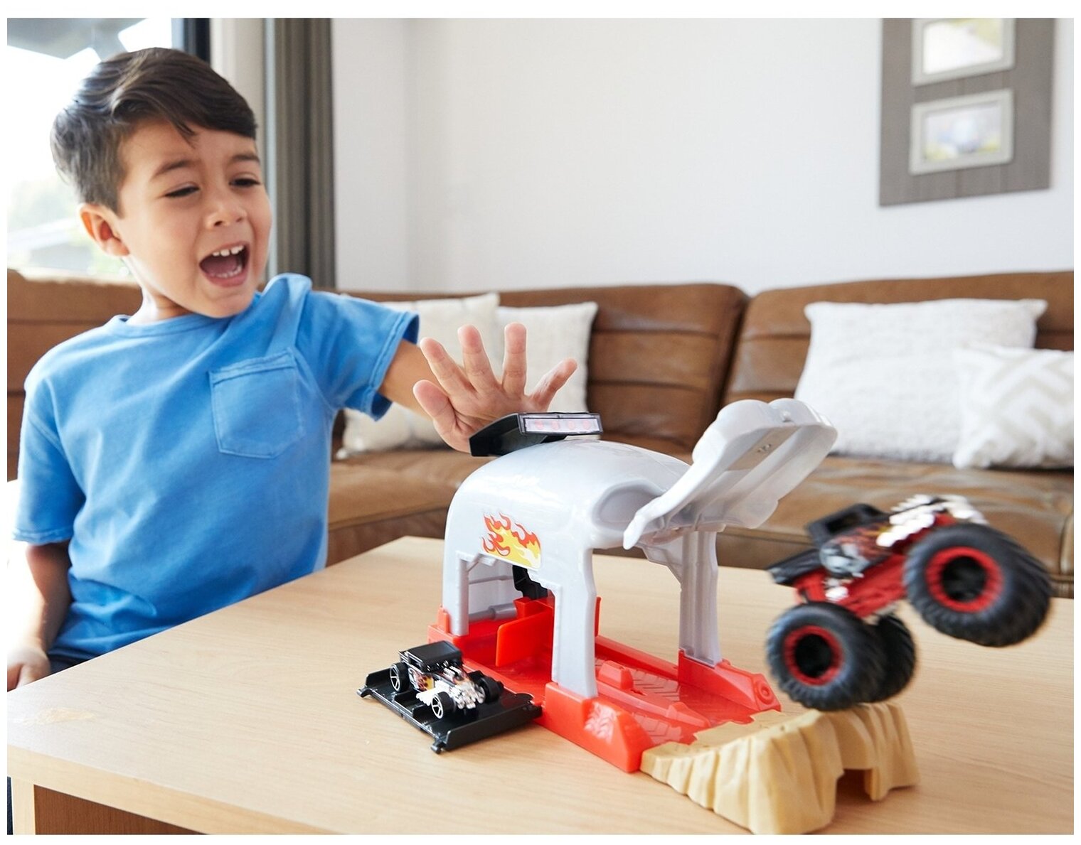 Hot Wheels Набор Монстр-трак Гараж GKY01, Акула Разрушитель — купить в ...