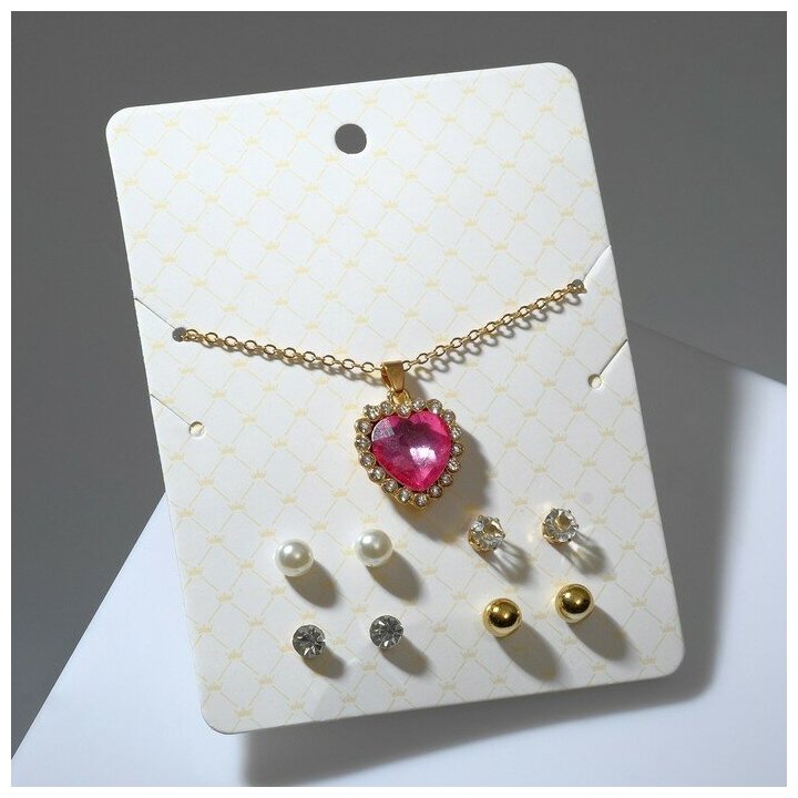 Комплект бижутерии Queen Fair Гарнитур 5 предметов: 4 пары пуссет, кулон Сердечко, цвет бело-розовый в золоте, 45см, стекло, пластик