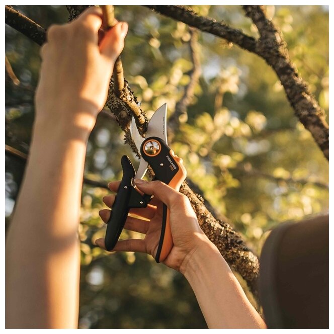 Секатор плоскостной Fiskars Plus PowerLever P721 1057170