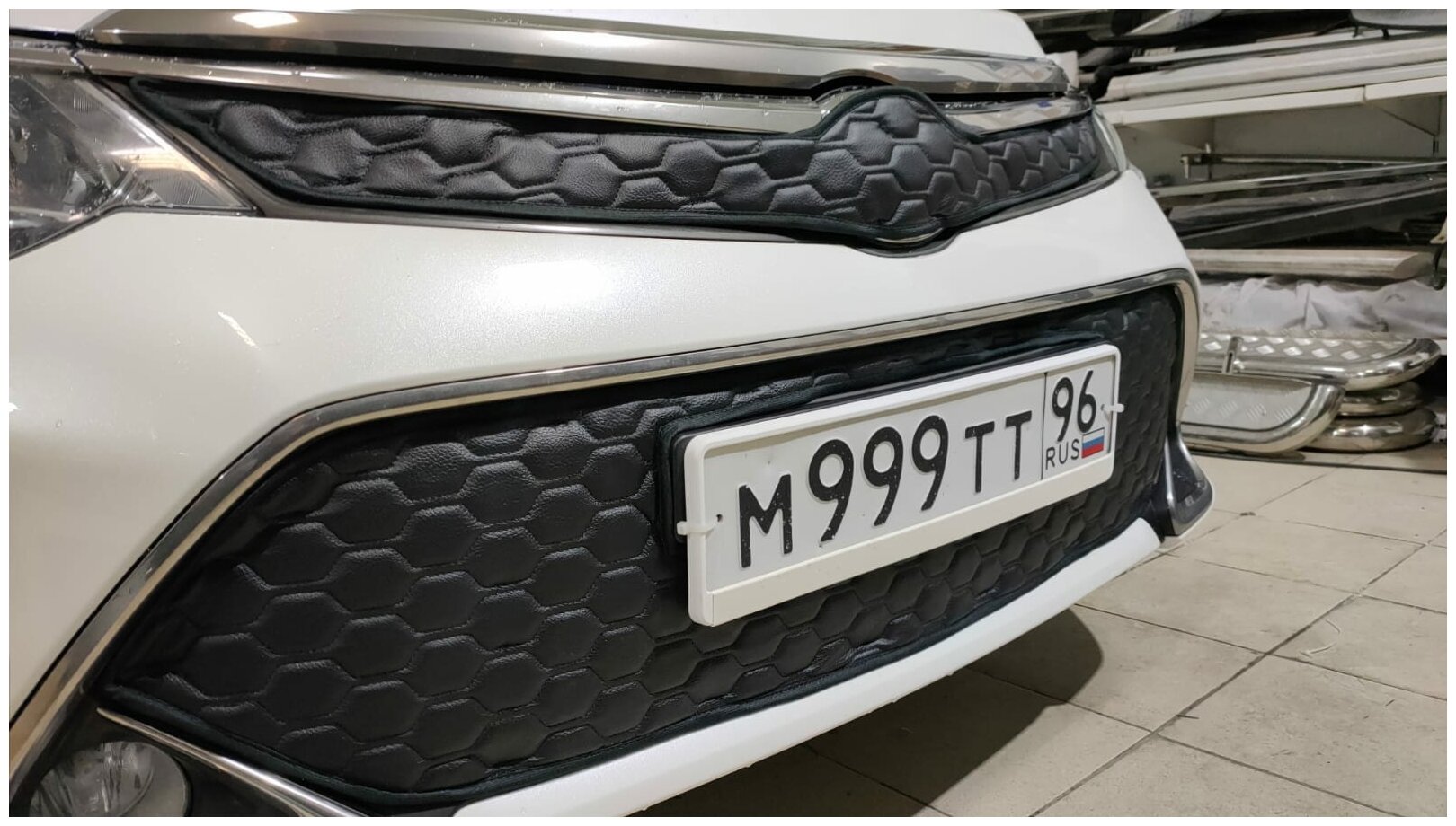 Утеплитель решетки радиатора зимний трёхслойный, особо прочный для Toyota Camry v55 2012-2017 дизайн соты(комплект 2шт)