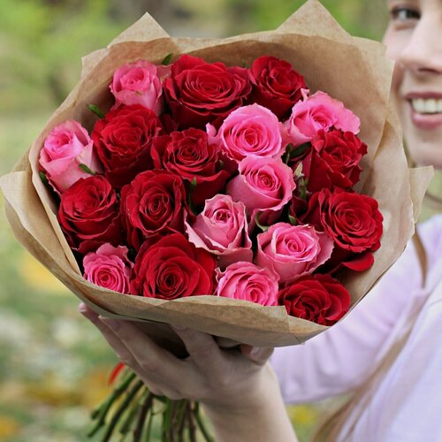 Изображение товара Монобукет микс из 17 красных и розовых роз. Букет 61 в монохромной гамме.