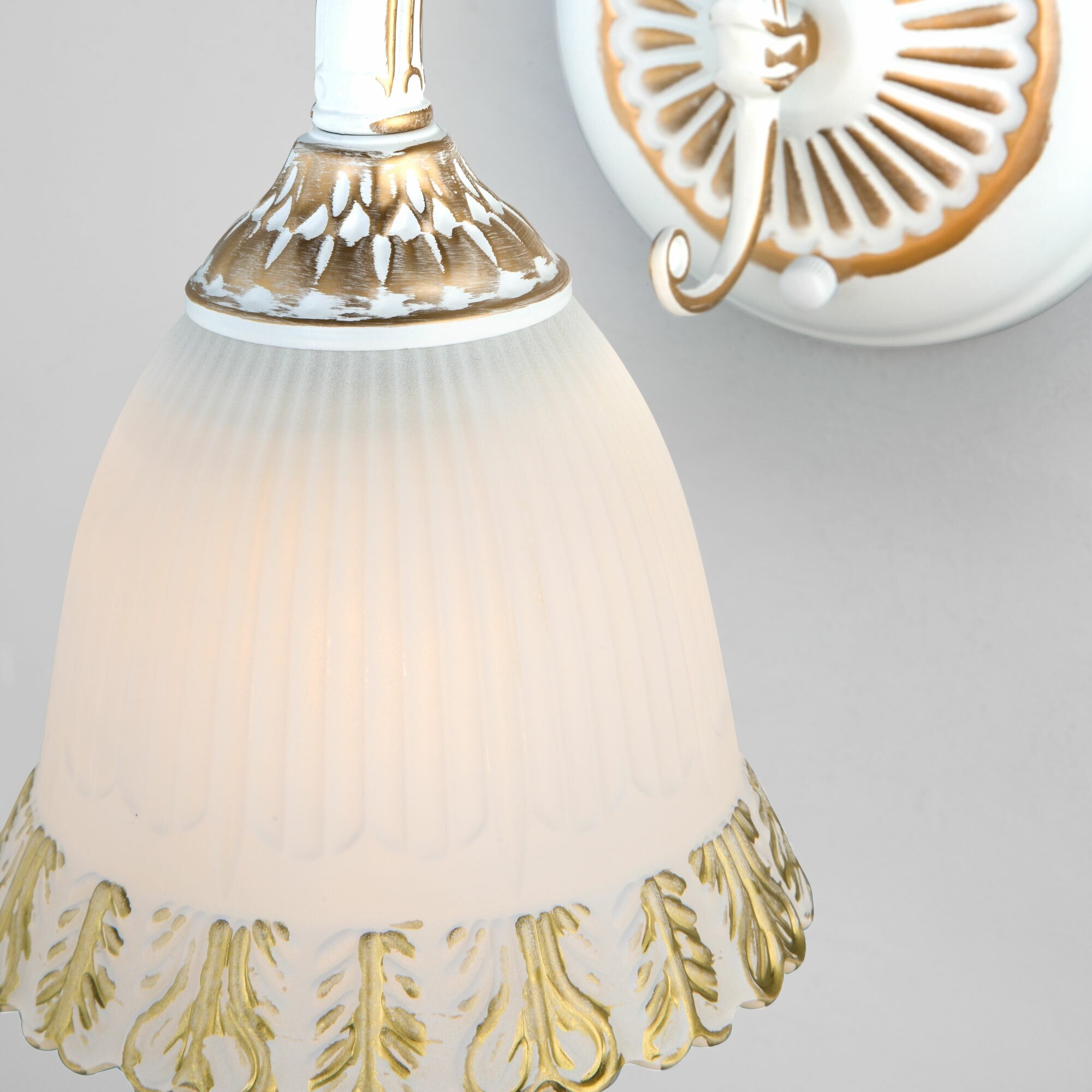 Бра / Настенный светильник со стеклянным плафоном Eurosvet Campina 60107/1 белый с золотом