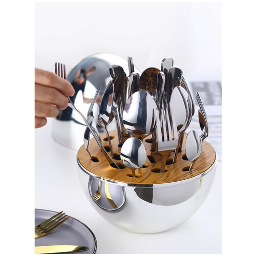 Набор столовых приборов в яйце