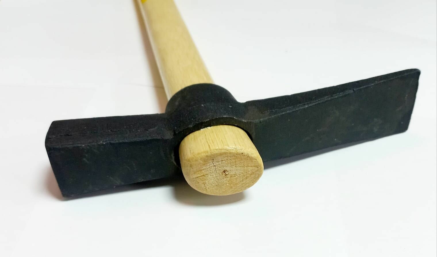 Изображение MAXI TOOL Молоток каменщика кирка 600 гр, углеродистая сталь, деревянная ручка