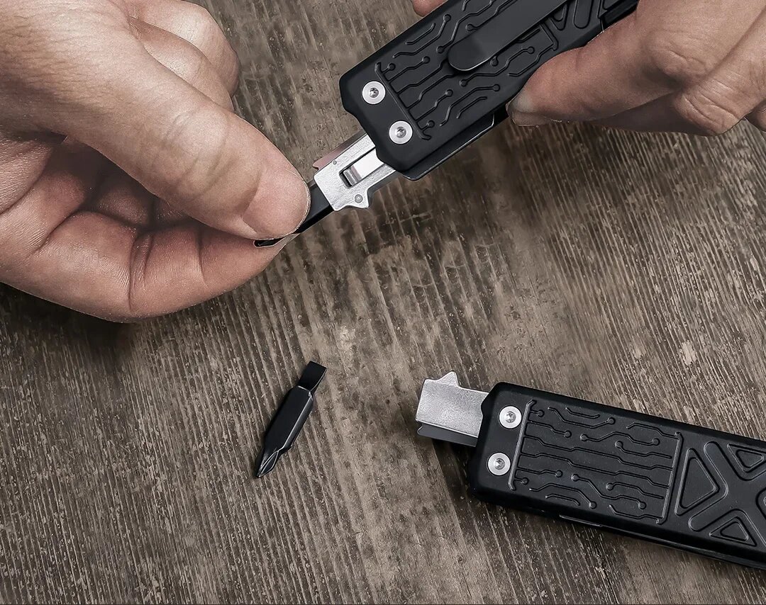 Биты разных производителей, установленные в шарнир валютного инструмента