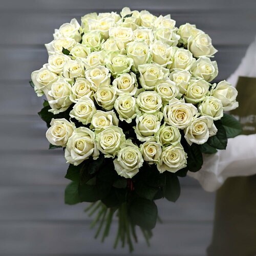 Букет из 51 белой розы (Россия) с лентой 50 см Д