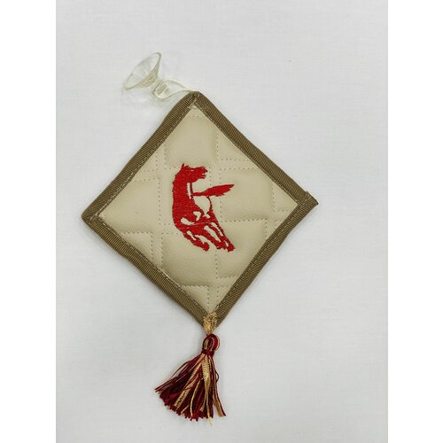 Ромб на присоске в салон автомобиля на стекло KAMAZ Камаз, Бежевый с красной вышивкой 11 см на 11 см - 1шт