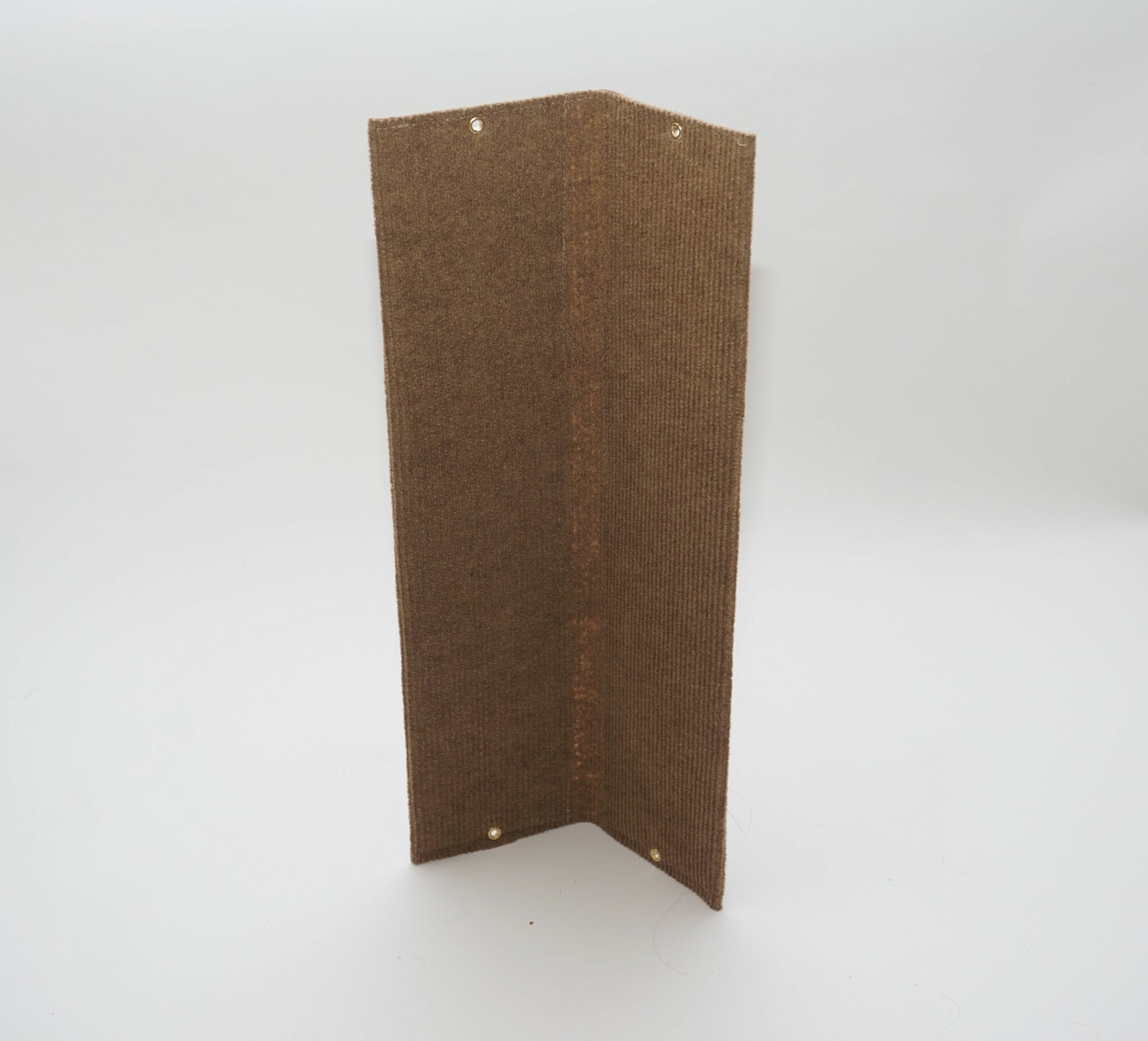 Когтеточка угловая настенная двухсторонняя ковролиновая коричневая 52х25 см - фотография № 1