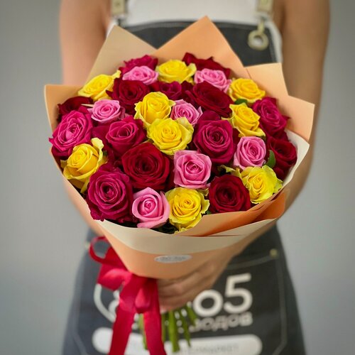 Изображение товара Букет из 31 яркой розы 40 см в стильной упаковке. «365 Поводов» - живые цветы с доставкой