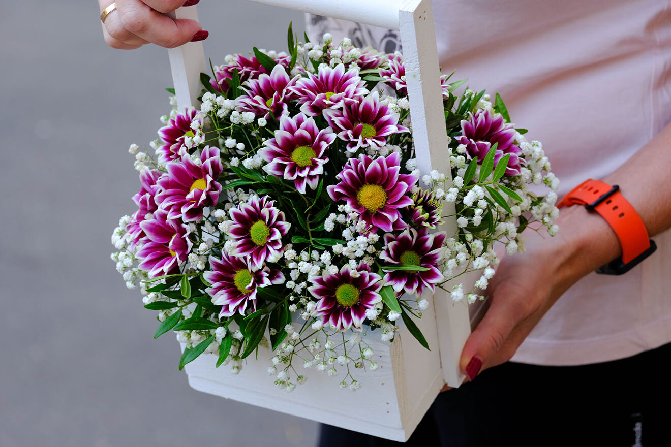 Композиция из хризантем в ящике