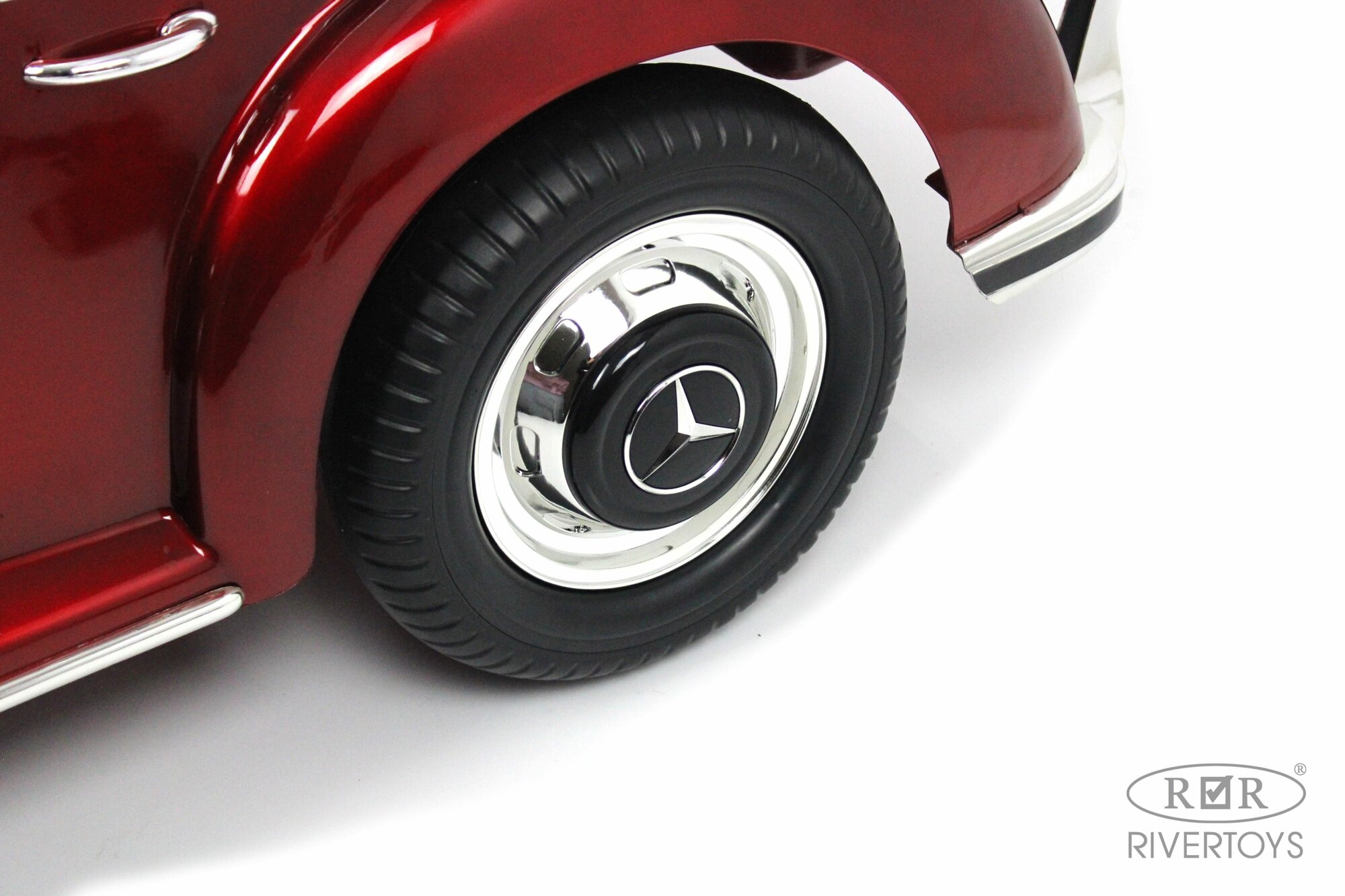 RiverToys Детский электромобиль Mercedes-Benz 300S красный глянец