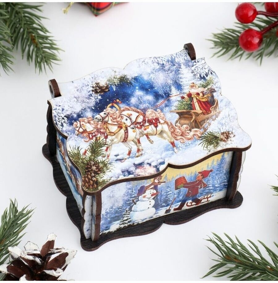 фото Шкатулка с елочными игрушками внутри "Тройка"