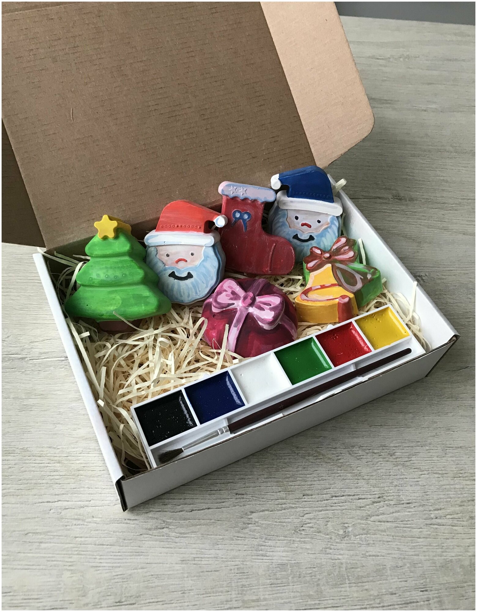 Подарочный набор Новый Год для детей многоразовый / 3D раскраска новогодняя 6 шт / Набор Дед Мороз для росписи с кисточкой и красками