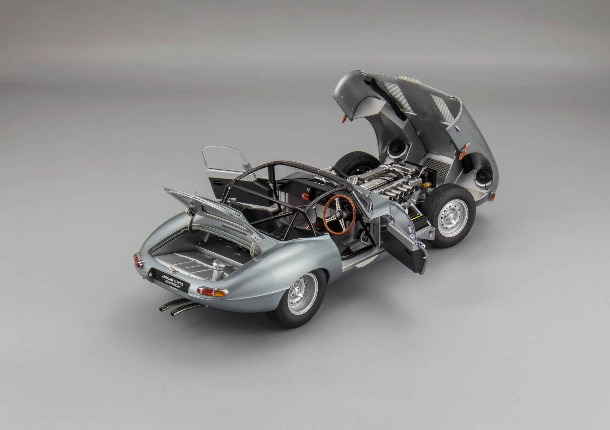 Масштабная модель Jaguar Lightweight E-Type 2015 — фото 1