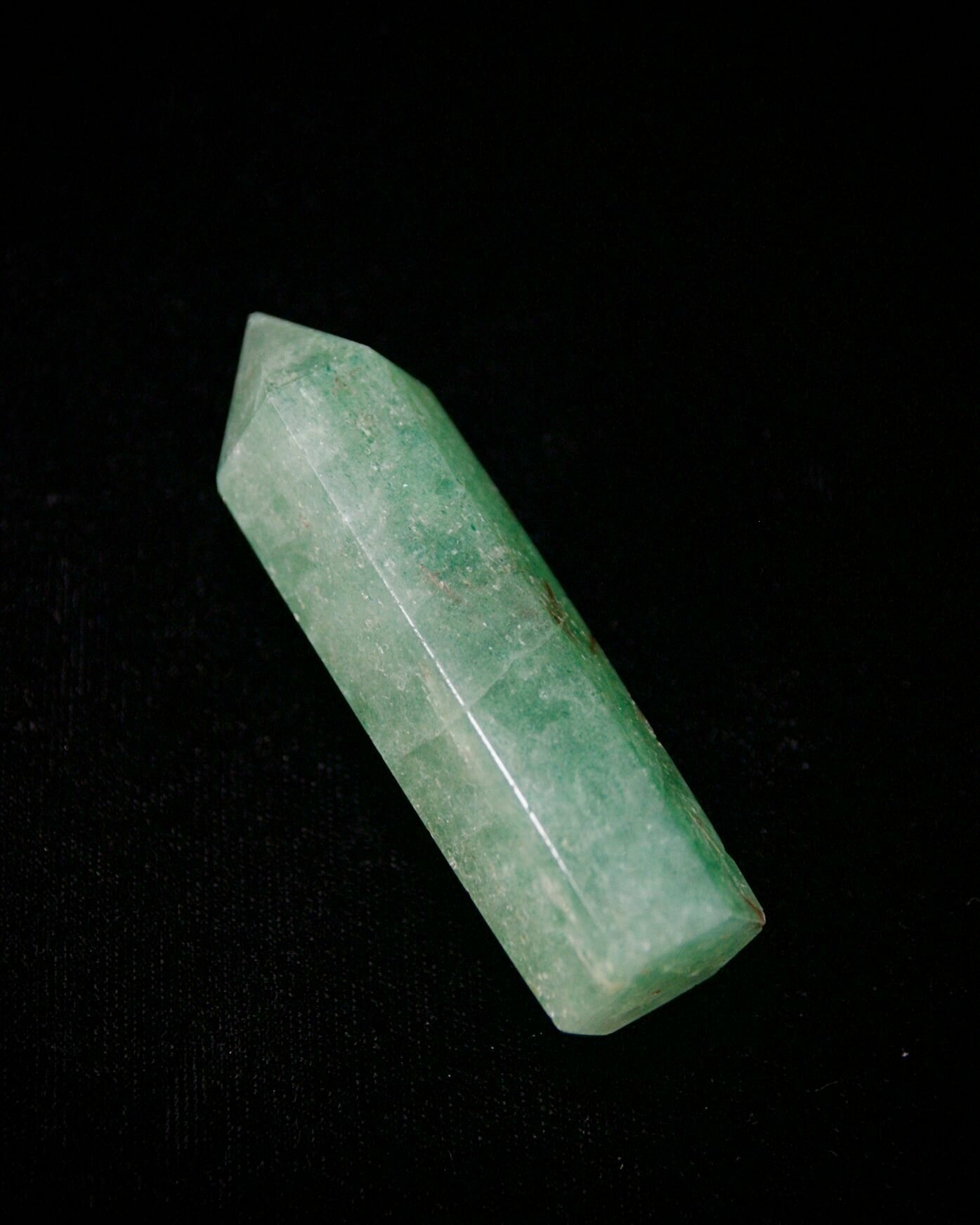 фото Натуральный камень Обелиск Авантюрин зеленый (кристалл обработанный), для декора, поделок, бижутерии, 65-75 мм, 1 шт