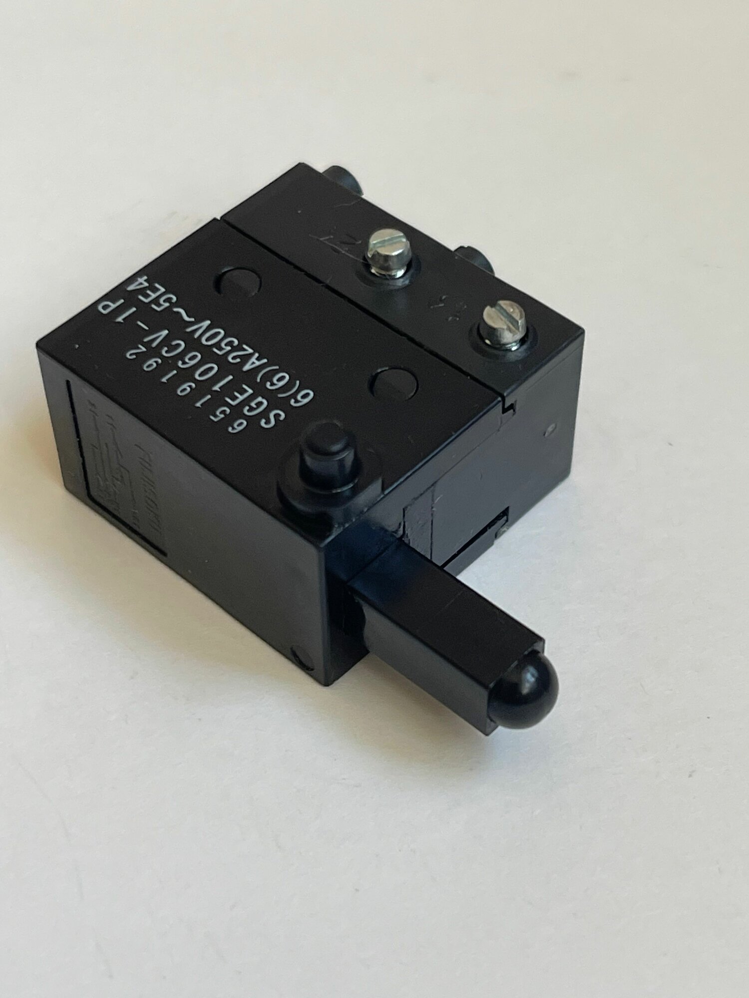 фото Выключатель SGE106CV-1P подходит для электролобзика Makita ( Макита ) JV2000. Артикул 651919-2