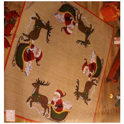 коврик под ёлку рождественские гномы набор для вышивания 118 см permin 45 5577 Коврик под ёлку Санта в санях, набор для вышивания Коврик кв 127 x 127 см PERMIN 45-1215