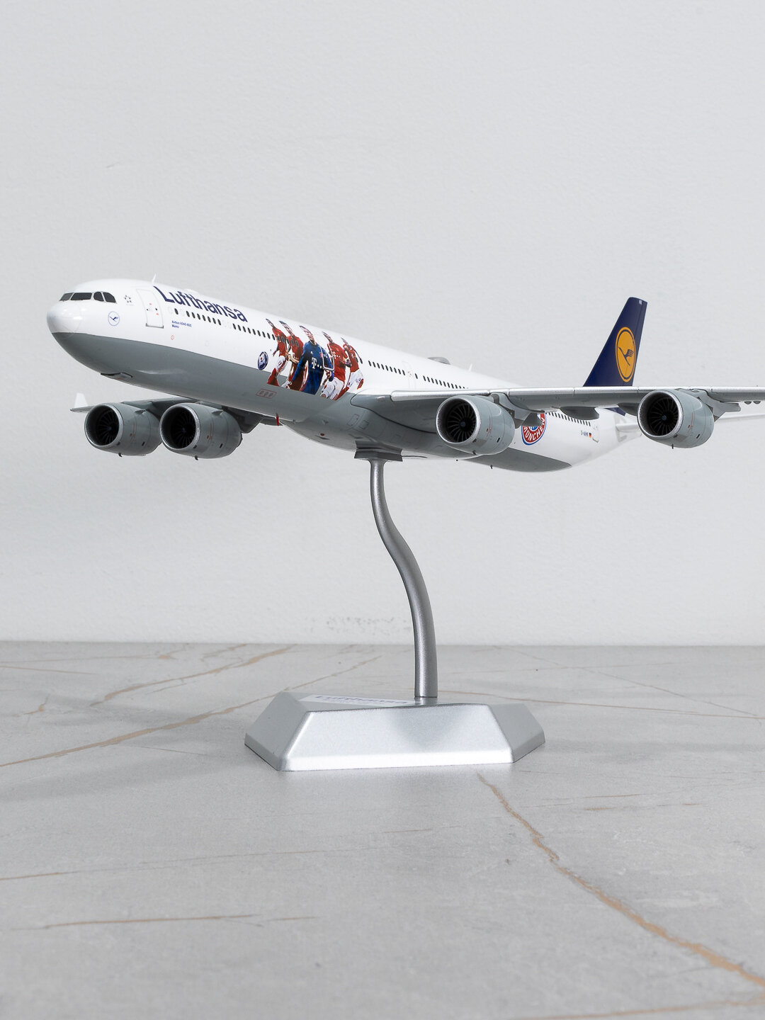 Модель самолёта Airbus A340-600, Lufhansa (Bayern Munchen), SQ Wings, металл, 38см, 1:200
