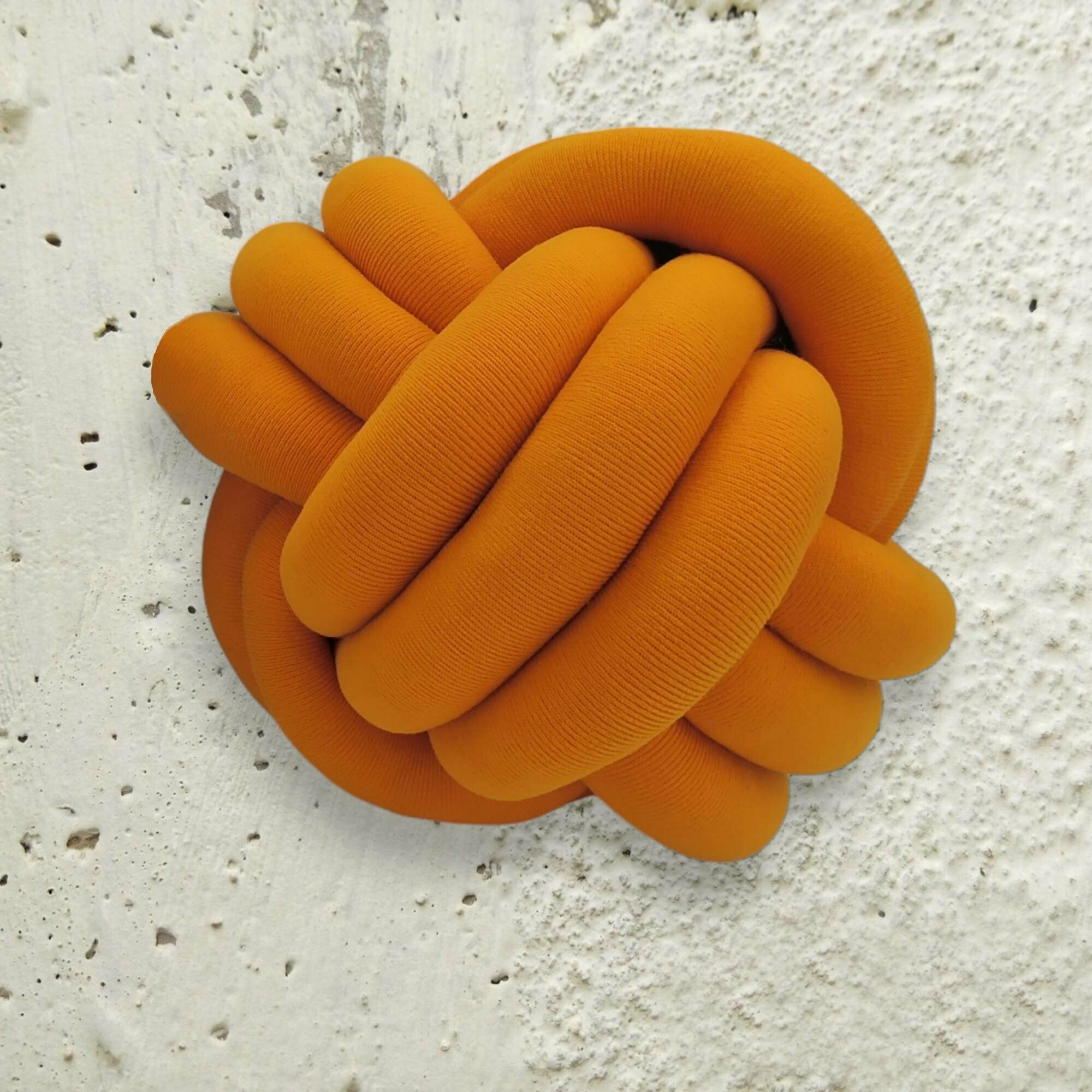 Декоративная подушка-узел 20х20 см. Современный интерьерный декор. Диванная подушка в форме шара оранжевого цвета(П0013)