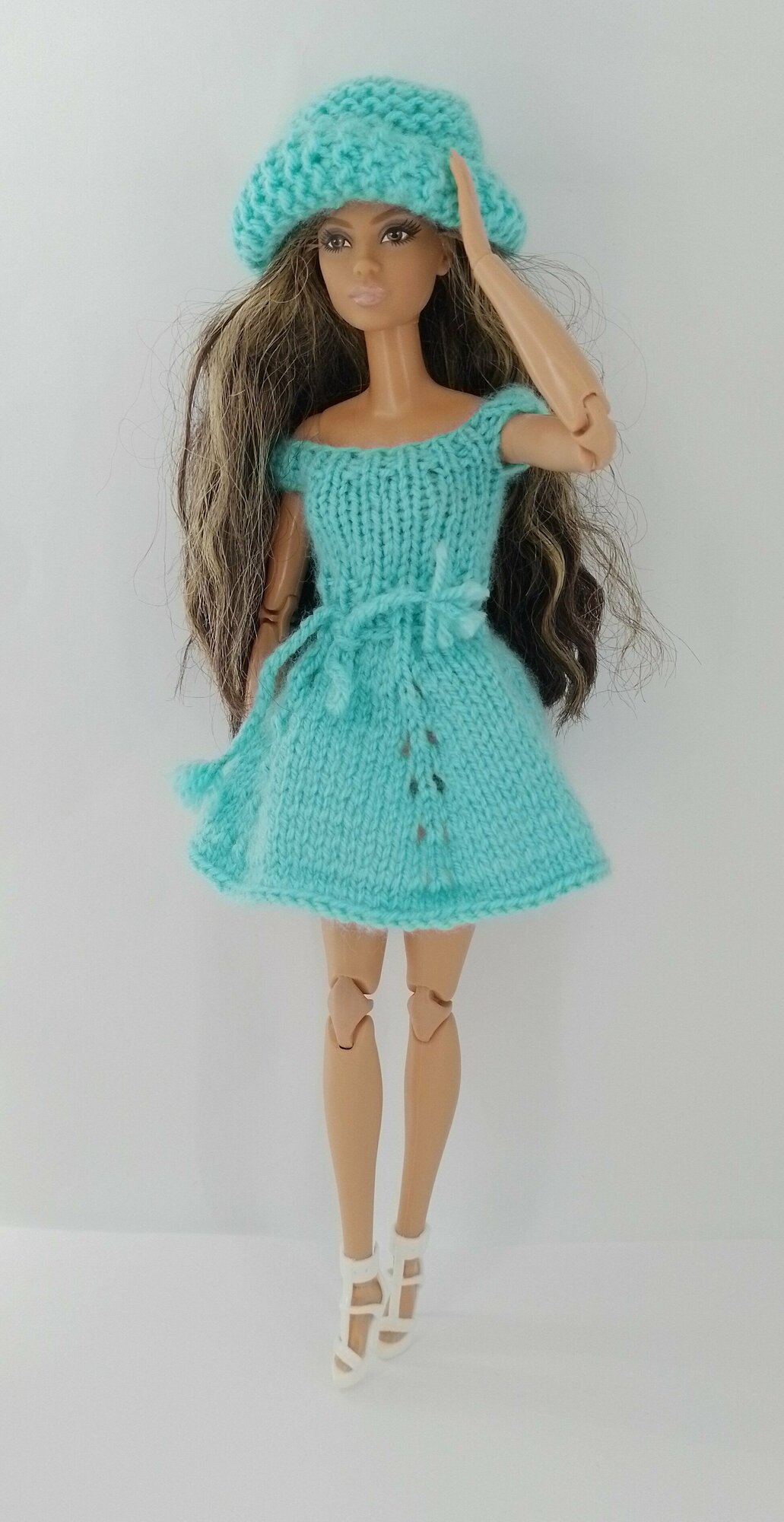 Комплект из платья с пояском и шляпки для кукол Barbie + вешалка