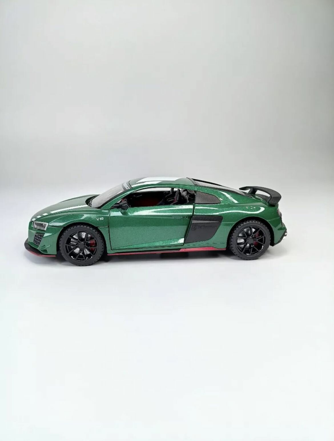 Машинка игрушка металлическая Audi RS6 Avant модель 1:24