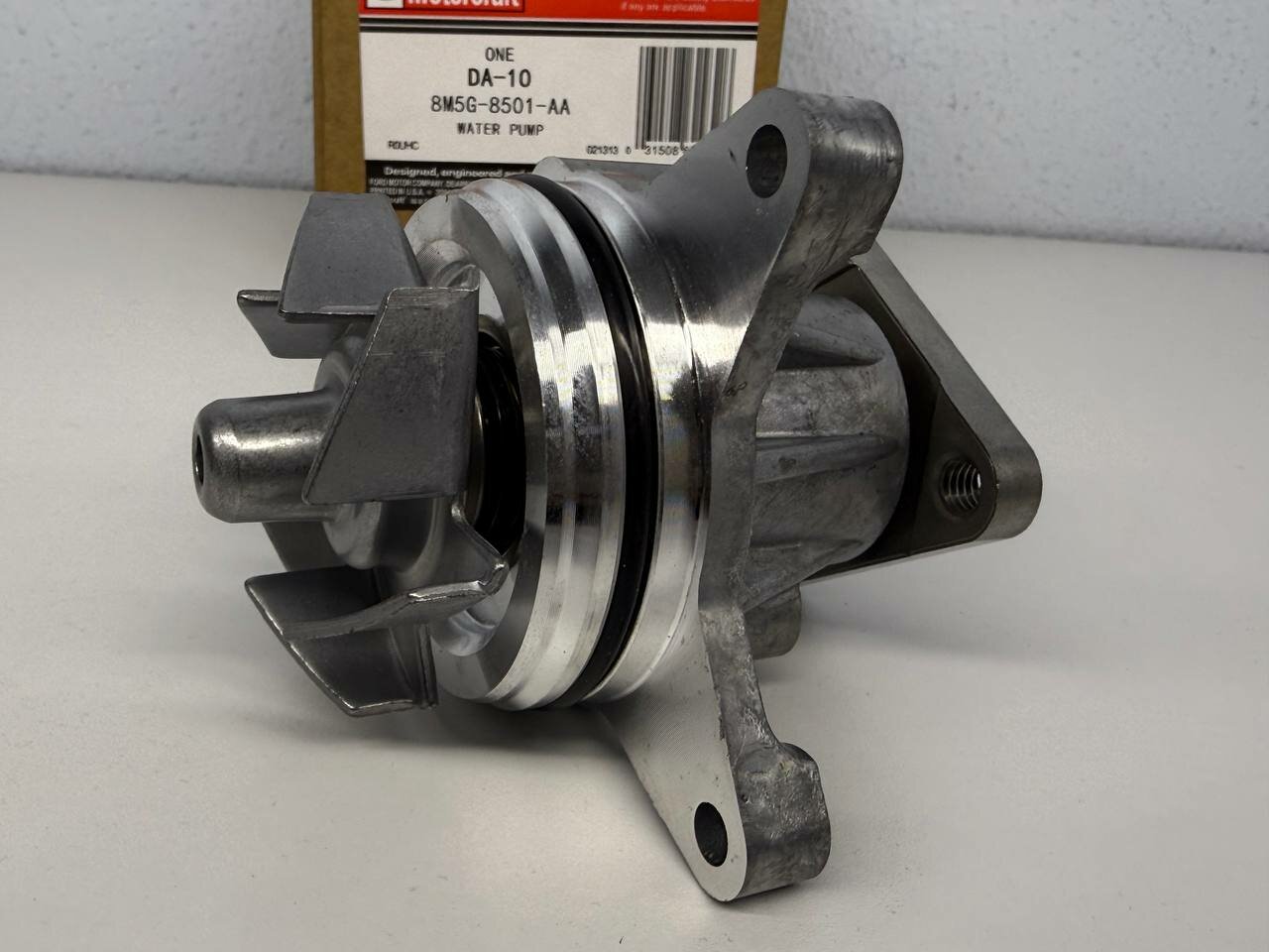 Помпа водяная Ford Focus 2/3, Mondeo, C-Max, S-max 1.8 / 2.0 2183873 Motorcraft