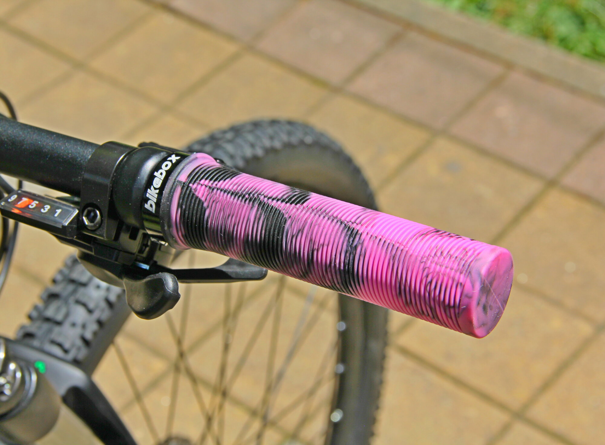 Грипсы для велосипеда Death Grip цвет Atomic Pink с локоном, комплект 2 шт