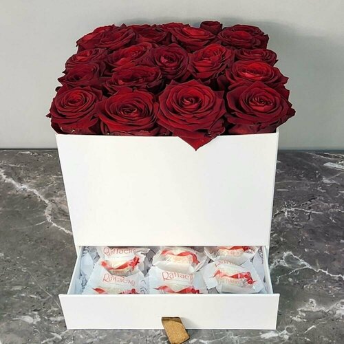 Красная роза с рафаэлло в большой коробке. Букет RoseMarin